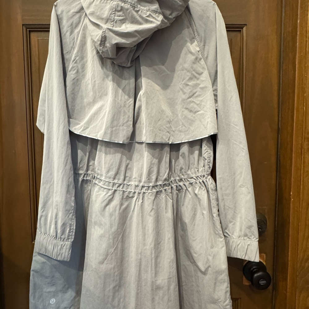 Lululemon Pack and Glyde Jacket 
Size 10 
Chrome - Picture 2 of 3